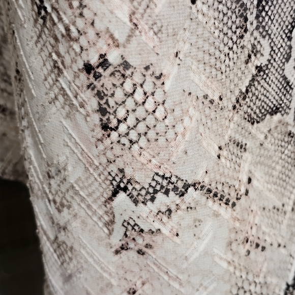 WHBM Off-the-Shoulder Blouse Pastel Chiffon Snake Print Ecru White Tan Pink Sz s - Picture 7 of 11